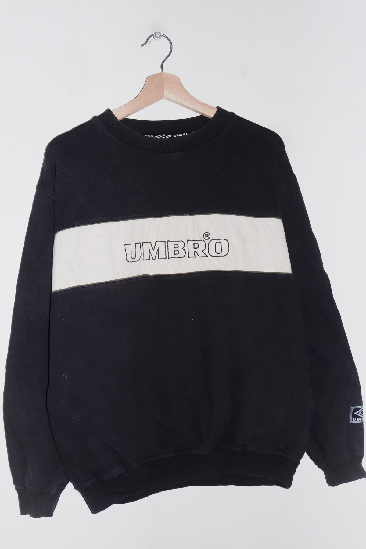 Vintage Umbro Embroidered Spellout Graphic Football Sweatshirt (M)