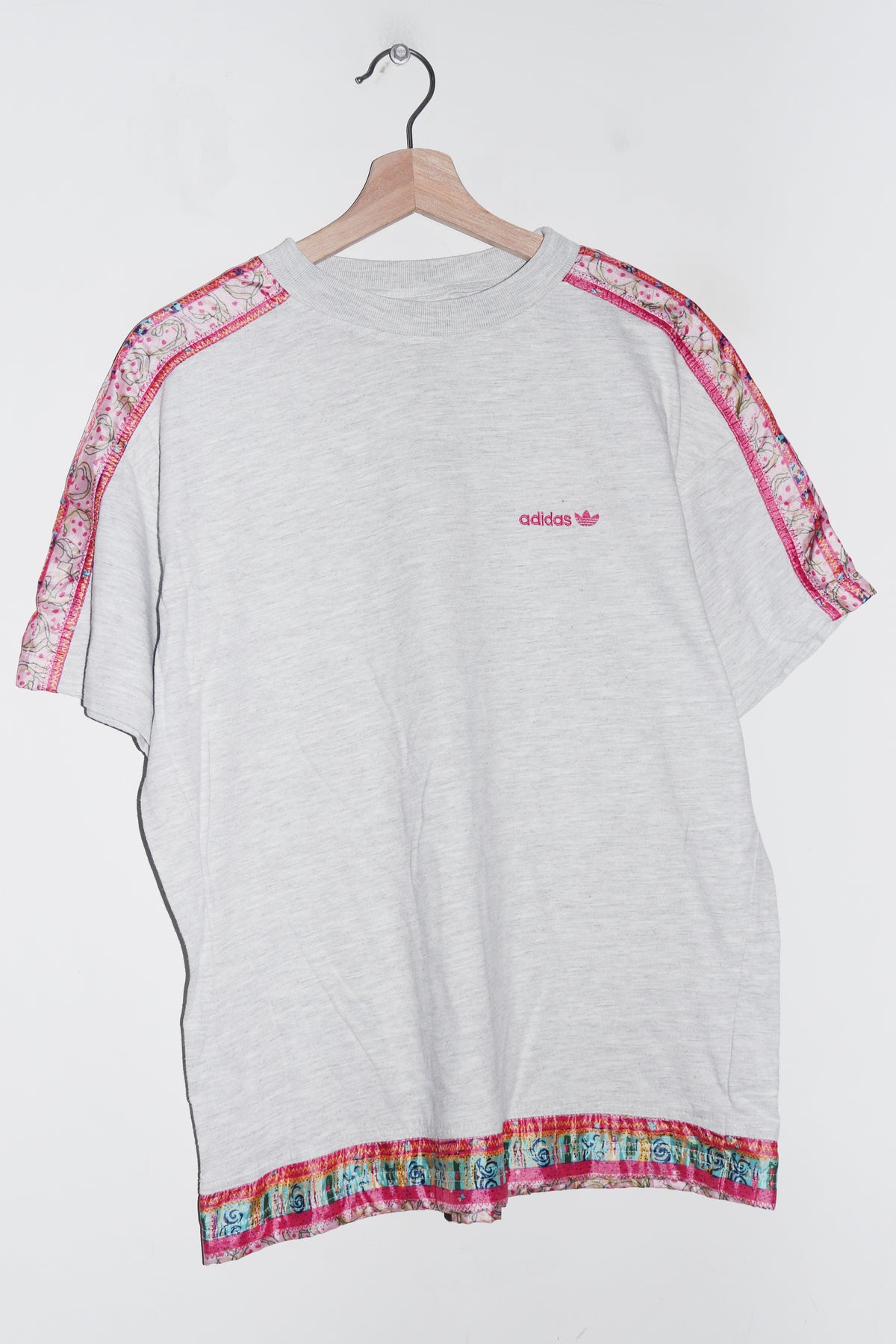 Vintage 80s Adidas Embroidered Logo Sleeve Tape Details Tee (M/M-L)